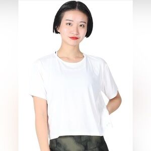 Under Armour Women’s Short Sleeve Athletic T-Shirt Size Med NWT